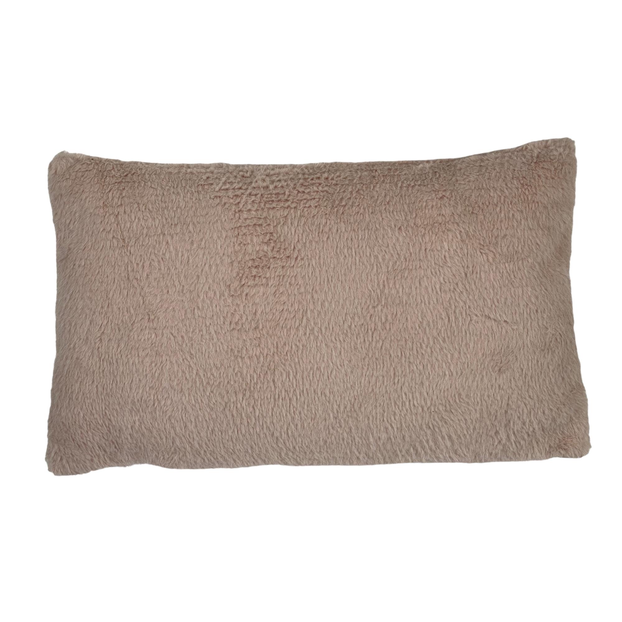 Fake fur cushion with dots pattern
30x50cm
with 350g filling - 427-14349